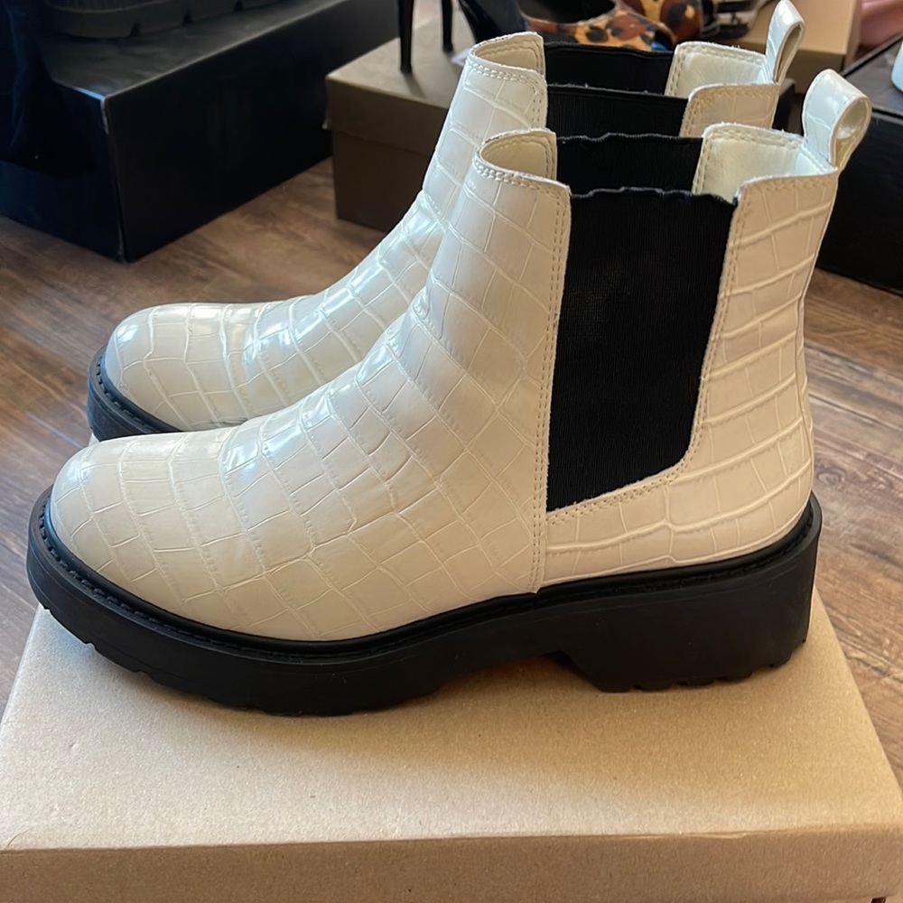 Steve Madden White Boots!
